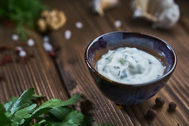 Чесночно-сметанный - Белый соус с ароматом чеснока | https://gotovitmama.ru/sousy/chesnochno-smetannyj.html
