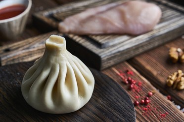 Хинкали с индейкой - Отборная, нежная грудка индейки со свежей зеленью и ароматными специями | https://gotovitmama.ru/hinkali/hinkali-s-indejkoj.html