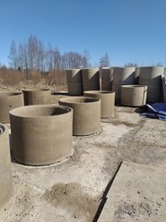 Бетонные колодезные кольца жби могут быть разных размеров, но в основном используются стандартные с толщиной стенки в 80мм, внутренним диаметром в 100см и высотой в 90см.