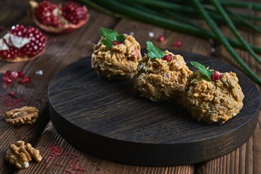 Пхали из баклажанов - Нежные биточки из баклажана, запеченного с томатом, приправленные грецкими орехами, свежей зеленью и ... | https://gotovitmama.ru/zakuski/holodnye/phali-iz-baklazhan.html