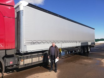 Шторный  полуприцеп  уезжает к клиенту СГМ-ГРУПП (SGMTRUCKS.RU)