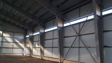 Строительство здания из металлоконструкций.