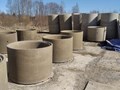Бетонные колодезные кольца жби могут быть разных размеров, но в основном используются стандартные с толщиной стенки в 80мм, внутренним диаметром в 100см и высотой в 90см.