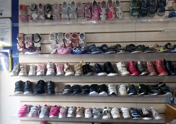 Детская обувь в магазине