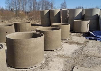 Бетонные колодезные кольца жби могут быть разных размеров, но в основном используются стандартные с толщиной стенки в 80мм, внутренним диаметром в 100см и высотой в 90см.