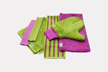 Каждая ниточка микроволокна «Твист» не только рассекается на правильные призмы, но и скручивается по спирали в виде петельки. Эти петельки работают «крючками», оттирающими и зацепляющими все частички.