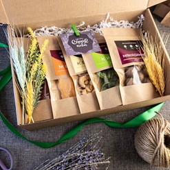 Набор с орешками и фруктами