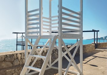 Пляжное оборудование "WoodBeach": раздевалки, дорожки деревянные, бунгало, теневые навесы, шезлонги, пляжные зонты, душевые стойки, перголы, вышки спасателя, обустройство пляжей
