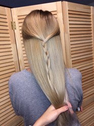 Современная техника Блонд с эффектом «отросших корней».Такой дизайн актуален в наше время и считается одним из востребованных в современной моде.Благодаря этой технике создаётся визуальный объём волос