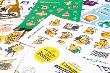 Стикерпаки на самоклеящейся бумаге 180г и пленке А5 формата.