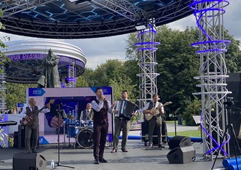 Ретро-группа «Чародеи» на выступлении в проекте "Москва 2030. Территория будущего". Исполнение песен советской эстрады и кинохитов 60-80-х годов.