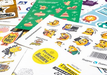 Стикерпаки на самоклеящейся бумаге 180г и пленке А5 формата.