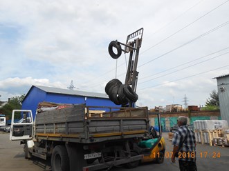 Погрузка проволоки на складе