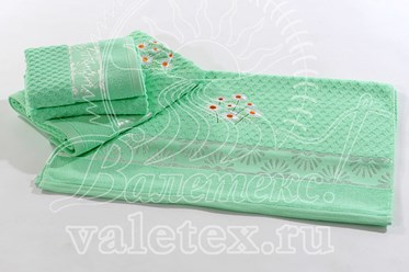 Полотенца махровые светло-зеленые с вышивкой в сложенном виде