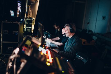 Видео режиссеры ведут прямую онлайн трансляцию живого мероприятия. Студия Докино.