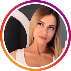 Живая и настоящая, с юмором и без вы@бонов.