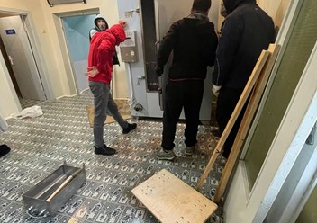 Разгрузка медицинского оборудования в Гомеле