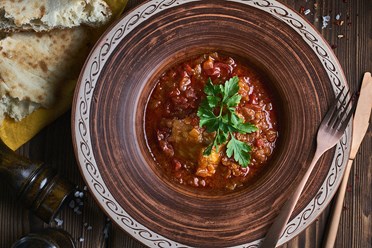 Чахохбили - Кусочки обжаренной курицы в томатном соусе, со свежей зеленью и ароматными специями | https://gotovitmama.ru/goryachie-blyuda/chahohbili.html