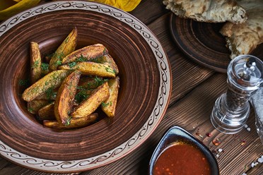 Картофель по-деревенски - Молодой картофель, обжаренный по-домашнему до эталонной золотистой корочки в масле и осыпан душистым .. | https://gotovitmama.ru/zakuski/goryachie/kartofel-po-derevenski.html