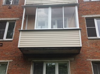 Остекление балкона (алюминиевая раздвижная система &quot;Provedal&quot;), наружная отделка сайдингом, внутренняя отделка ламинированными ПВХ панелями.