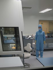 Лаборант в защитном костюме