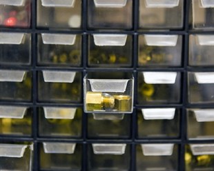 У нас вы можете купить запчасти на грузоподъемный механизм: ролики, подшипники, втулки и бугеля для мачты или каретки.
Цепи грузоподъемника и цилиндры подъема или наклона мачты.
