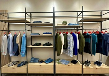 Блуза Max Mara.
Блуза Max Mara светлого оттенка выполнена из струящегося шёлка. Лёгкий благородный блеск материала становится изюминкой всего образа.