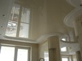 Глянцевый натяжной потолок в комбинации с гипсокартоновой конструкцией.