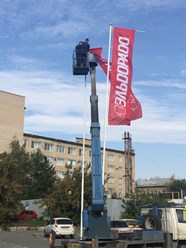 Оформление флагштоками и флагами торгового центра компании бытовой техники