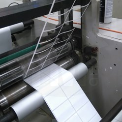 высечка этикеток (наклеек) из самоклеющихся плёнок