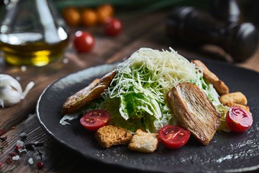 Цезарь с курицей - Листья свежего салата, заправленные соусом «Цезарь» и нежным куриным филе | https://gotovitmama.ru/salaty/cezar-s-kuricej.html