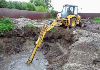Разработка котлованов и траншей при помощи экскаватора-погрузчика с разравнивание грунта по территории. Выезд в Электросталь, Ногинск и Ногинский район