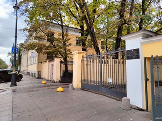 Вход в студию