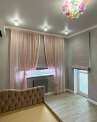 шторы для детской комнаты:  
римская штора на подкладке,
тюль розовая сеточка, 
кованный карниз