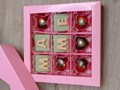 Набор конфет ко дню мамы. Шоколадные буквы из лаймового шоколада, конфеты в ярком дизайне с оригинальной начинкой.