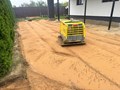 Реверсивная виброплита Wacker Neuson DPU110r. Рабочая масса - 810 кг. Ширина опорных плит - 970 мм