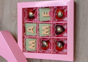 Набор конфет ко дню мамы. Шоколадные буквы из лаймового шоколада, конфеты в ярком дизайне с оригинальной начинкой.
