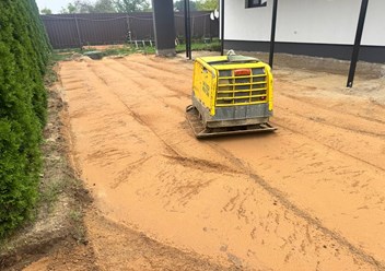 Реверсивная виброплита Wacker Neuson DPU110r. Рабочая масса - 810 кг. Ширина опорных плит - 970 мм