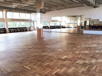 Большой зал - танцы Бабушкинская  - 220 квадратных метров натурального паркета.