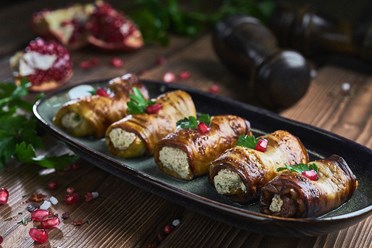 Баклажаны с орехами - Запеченные баклажаны, фаршированные грецкими орехами, свежей зеленью и зернами граната | https://gotovitmama.ru/zakuski/holodnye/baklazhany-s-orehami.html