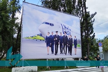 Максимальное воздействие: широкоформатная печать в наружной рекламе
Отдельностоящие рекламные установки