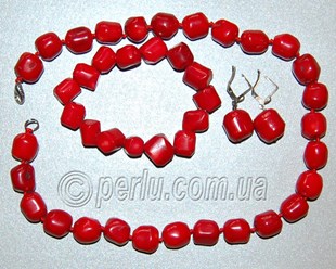 Комплект украшений из натурального красного коралла: бусы, браслет и серьги.