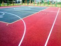 Универсальная спортивная площадка с покрытием из резиновой крошки.