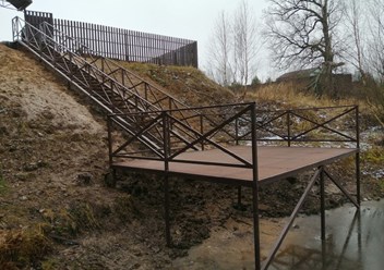 Лестница к озеру + пристань на сваях. 2021 год