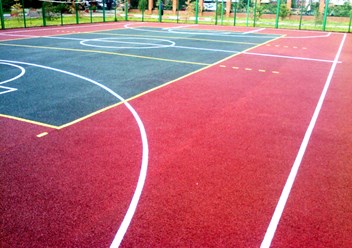 Универсальная спортивная площадка с покрытием из резиновой крошки.