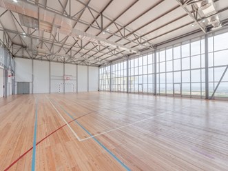 Универсальный спортзал площадью 540 м2 (30 x 18м) с высотой потолка 7 м