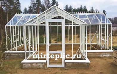 Стеклянная теплица с большим тамбуром