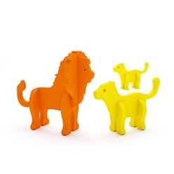 09-009 3D-фигурки в виде большого льва и двух маленьких львят, которые ребенок легко сможет собрать самостоятельно. Гибкие и мягкие детали фигурок без труда соединяются между собой