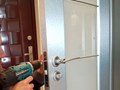 Работа мастера по врезке замков