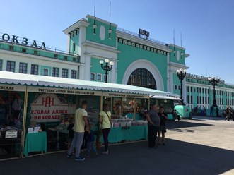 Торговые беседки расположены прямо у входа в Жд Вокзал Новосибирск Главный